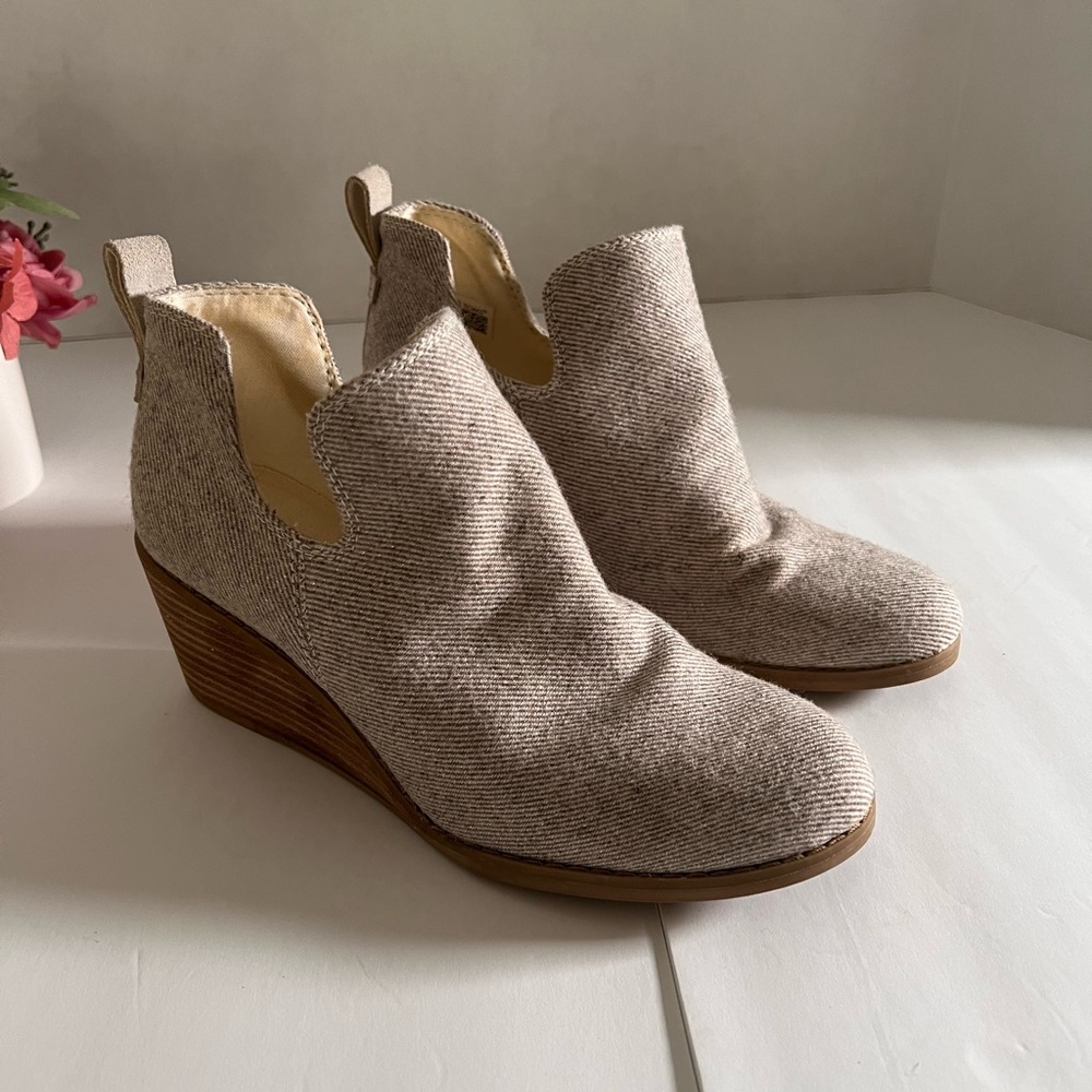 TOMS Women's Textured Kallie Wedge Beige Ankle Booties - Sz 5W